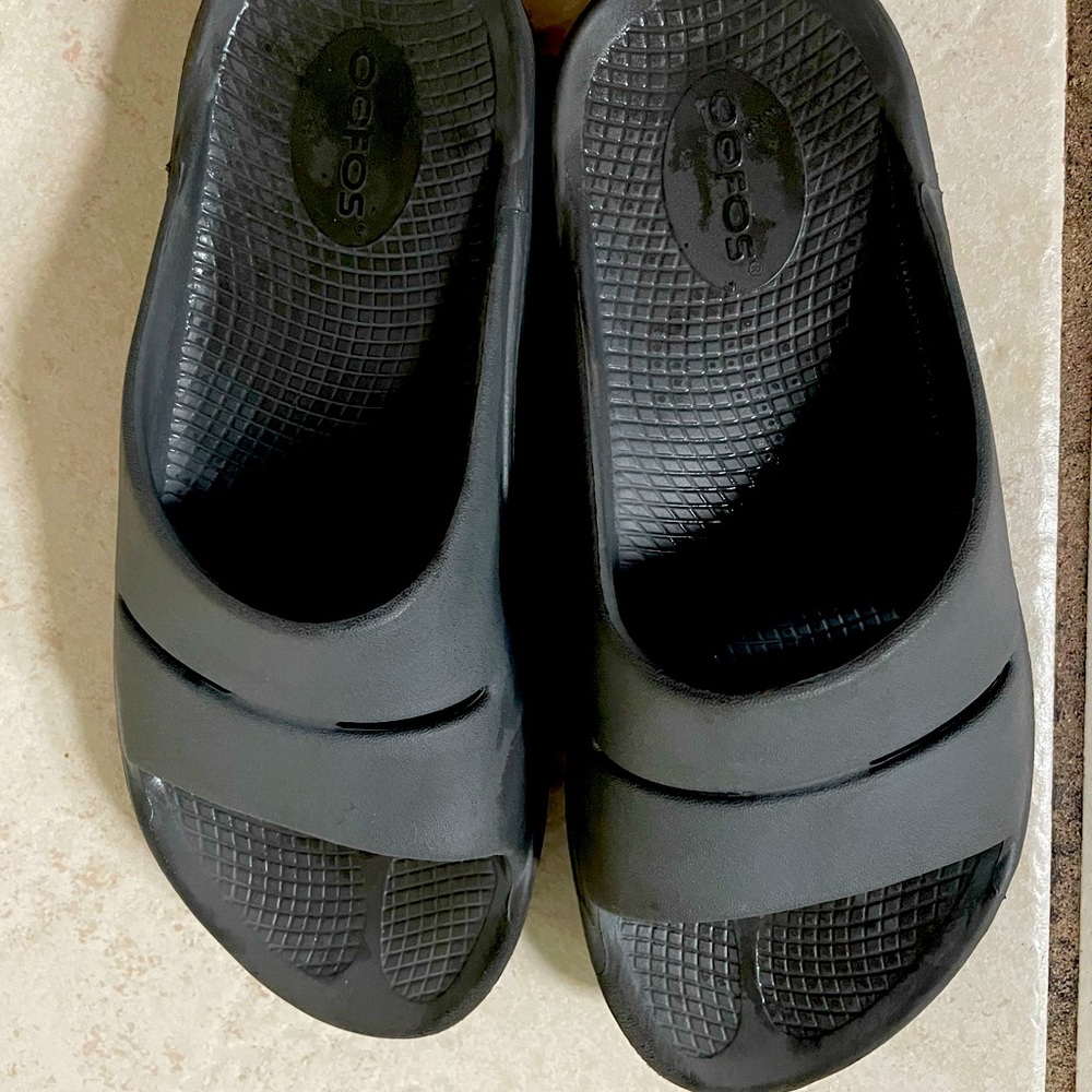Oofos slides M6/W8